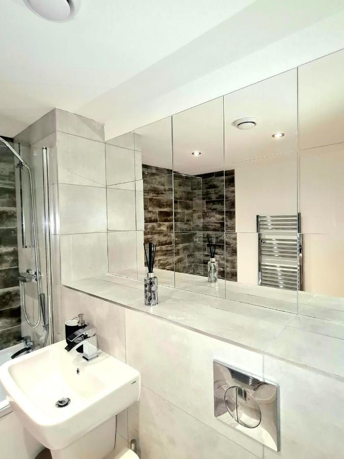 1-Bedroom Aprt In Salford- Freeparking- Sleeps3 Mánchester Exterior foto